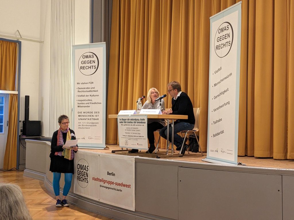 Podium bei einer Veranstaltung der Stadtteilgruppe SüdWest