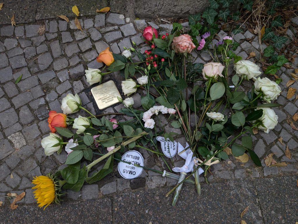 Blumen am frisch verlegten Stolperstein